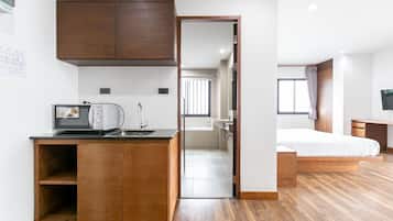 Deluxe Room | Desk, blackout drapes, free WiFi, bed sheets