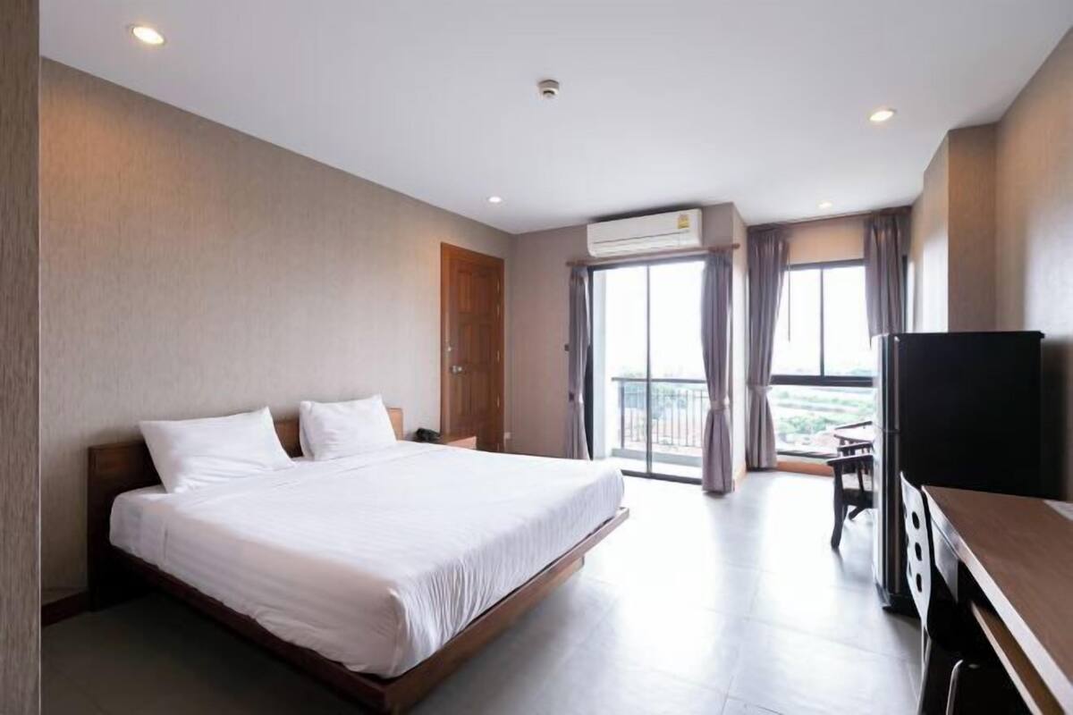 Desk, blackout drapes, WiFi (free), bed sheets