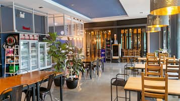 供應早餐、午餐、晚餐;多國菜