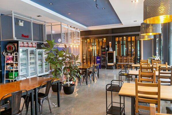 Breakfast, lunch, dinner served; international cuisine  - Farthai Residence (Phan Thong)