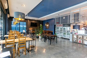 Breakfast, lunch, dinner served; international cuisine  - Farthai Residence (Phan Thong)