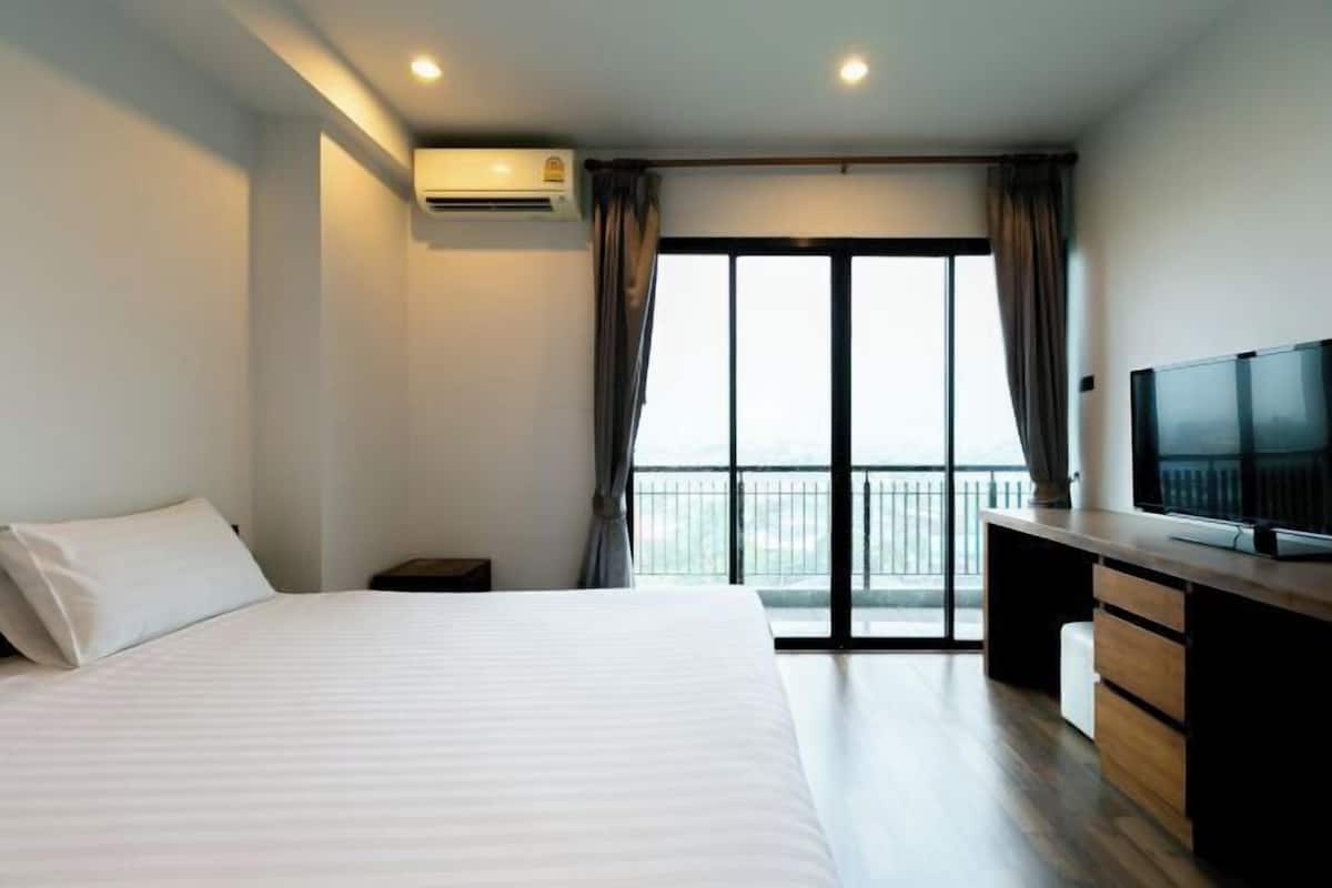 Desk, blackout drapes, WiFi (free), bed sheets