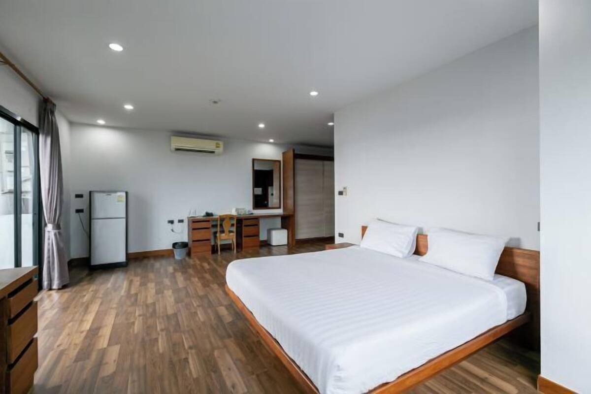Desk, blackout drapes, WiFi (free), bed sheets