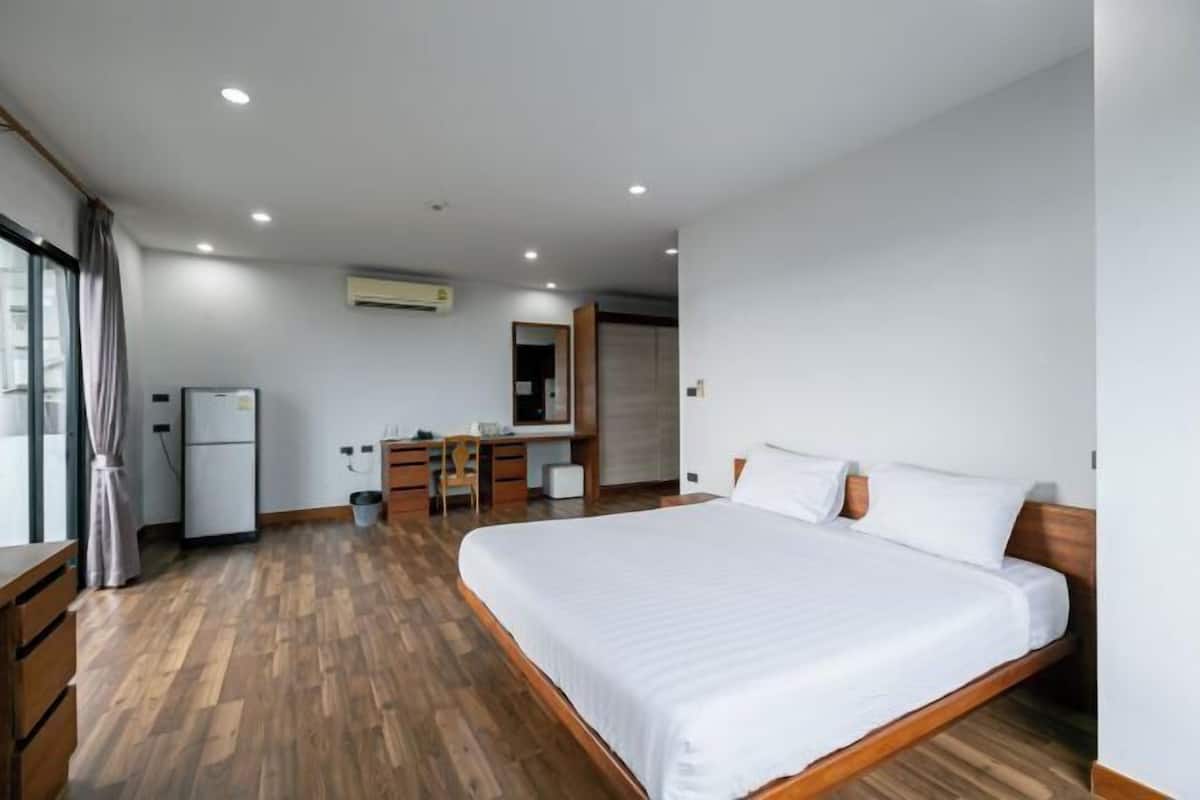Desk, blackout drapes, free WiFi, bed sheets