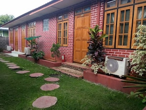 Property grounds - Palace Nyaung Shwe Guest House (Nyaungshwe)