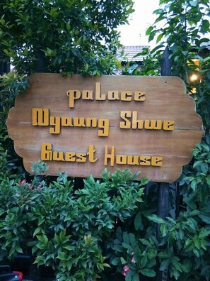 Exterior detail - Palace Nyaung Shwe Guest House (Nyaungshwe)