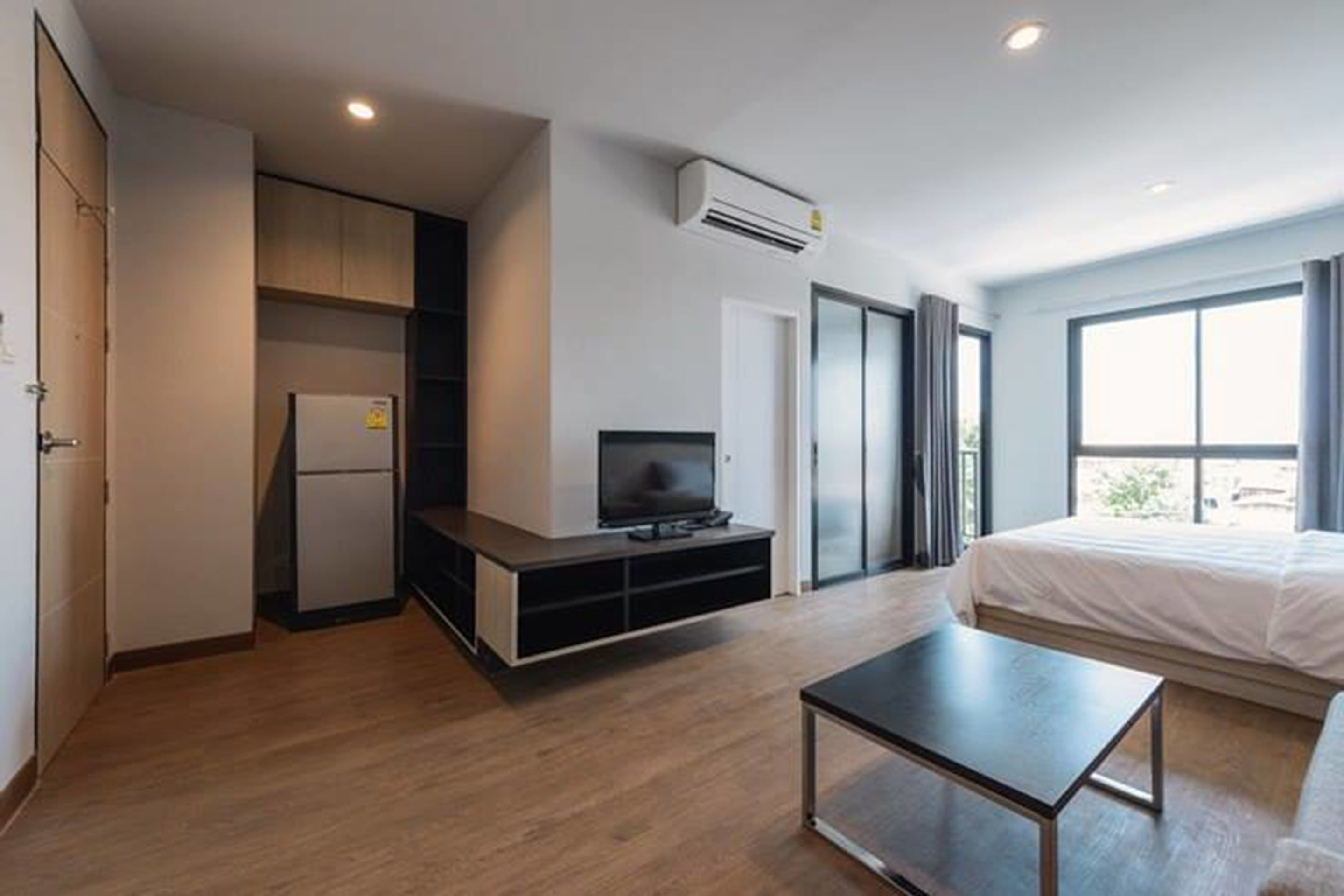 studio twin room | living area | 32-inch lcd tv with cable channels, tv