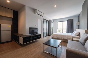 Studio Double Room | リビング エリア | 32 インチの液晶テレビ (ケーブル放送視聴可)、テレビ