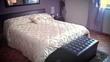 Escritorio, camas supletorias, wifi gratis y ropa de cama