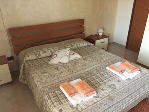 Habitació doble clàssica, 1 llit doble, balcó | Escriptori, llits addicionals, wifi gratuïta i roba de llit