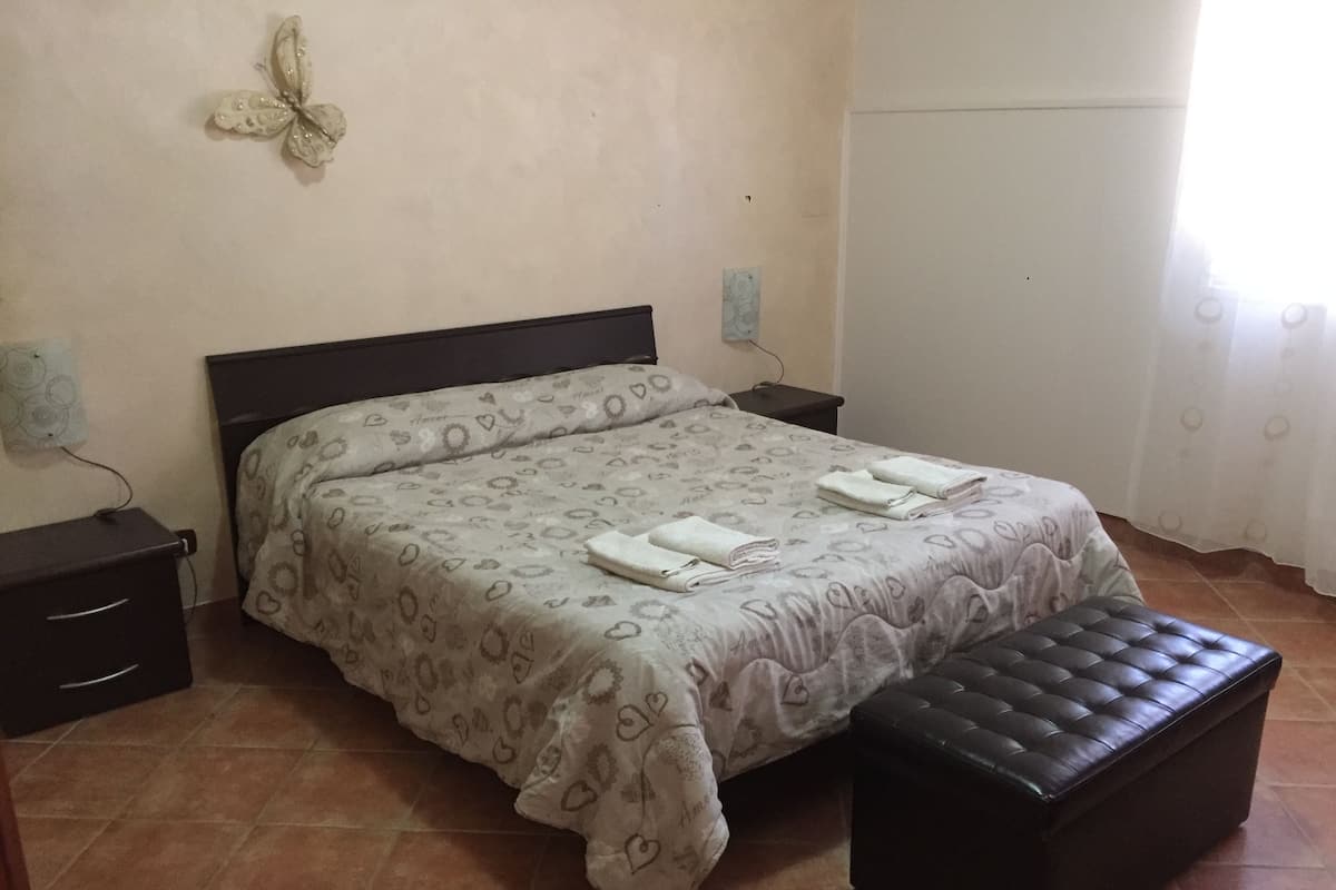 Classic Room, 1 Double Bed | Desk, rollaway beds, free WiFi, bed sheets