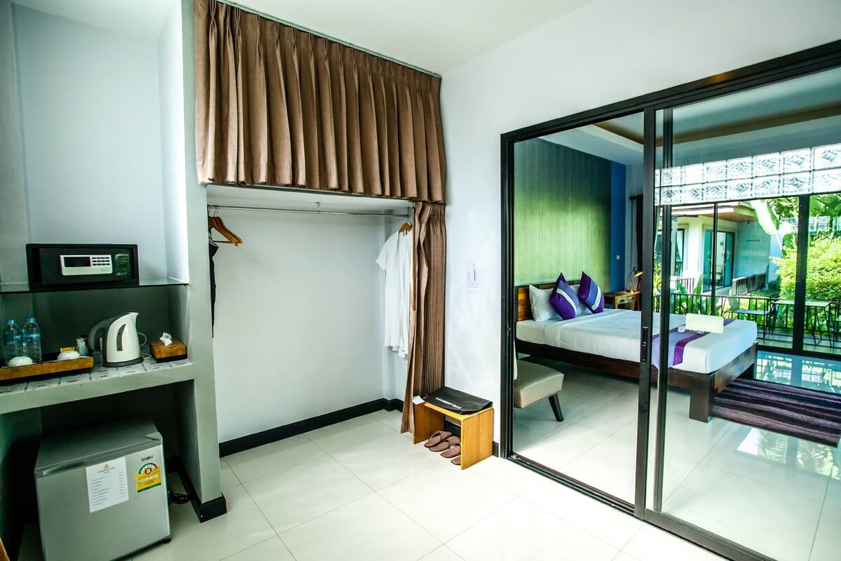 deluxe villa, 1 king bed, garden view, garden area | premium bedding, select comfort beds, in-room safe, desk