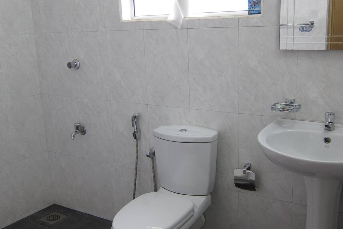 shower, free toiletries, bathrobes, towels