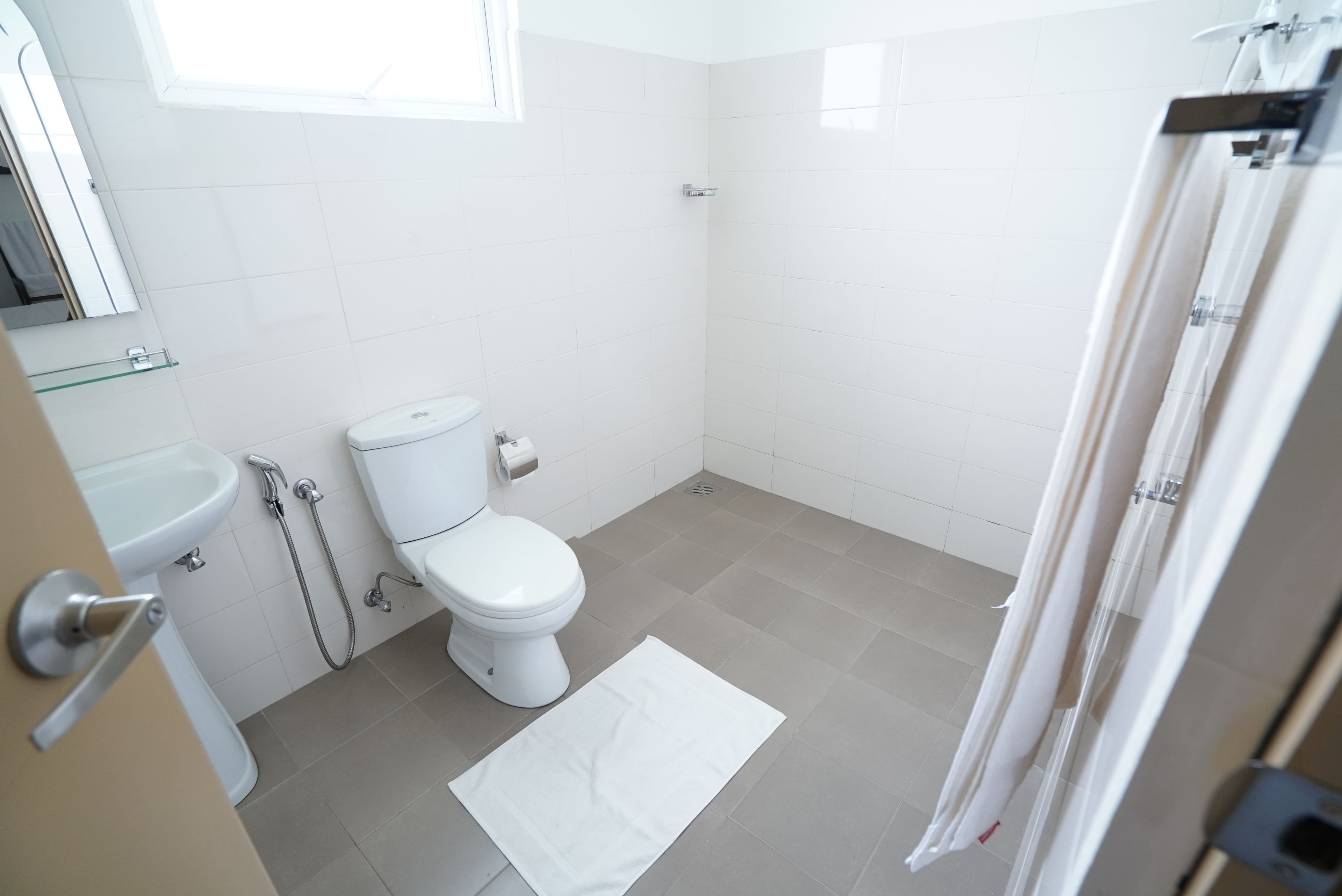 standard single a/c room | bathroom | shower, free toiletries, bathrobes, towels