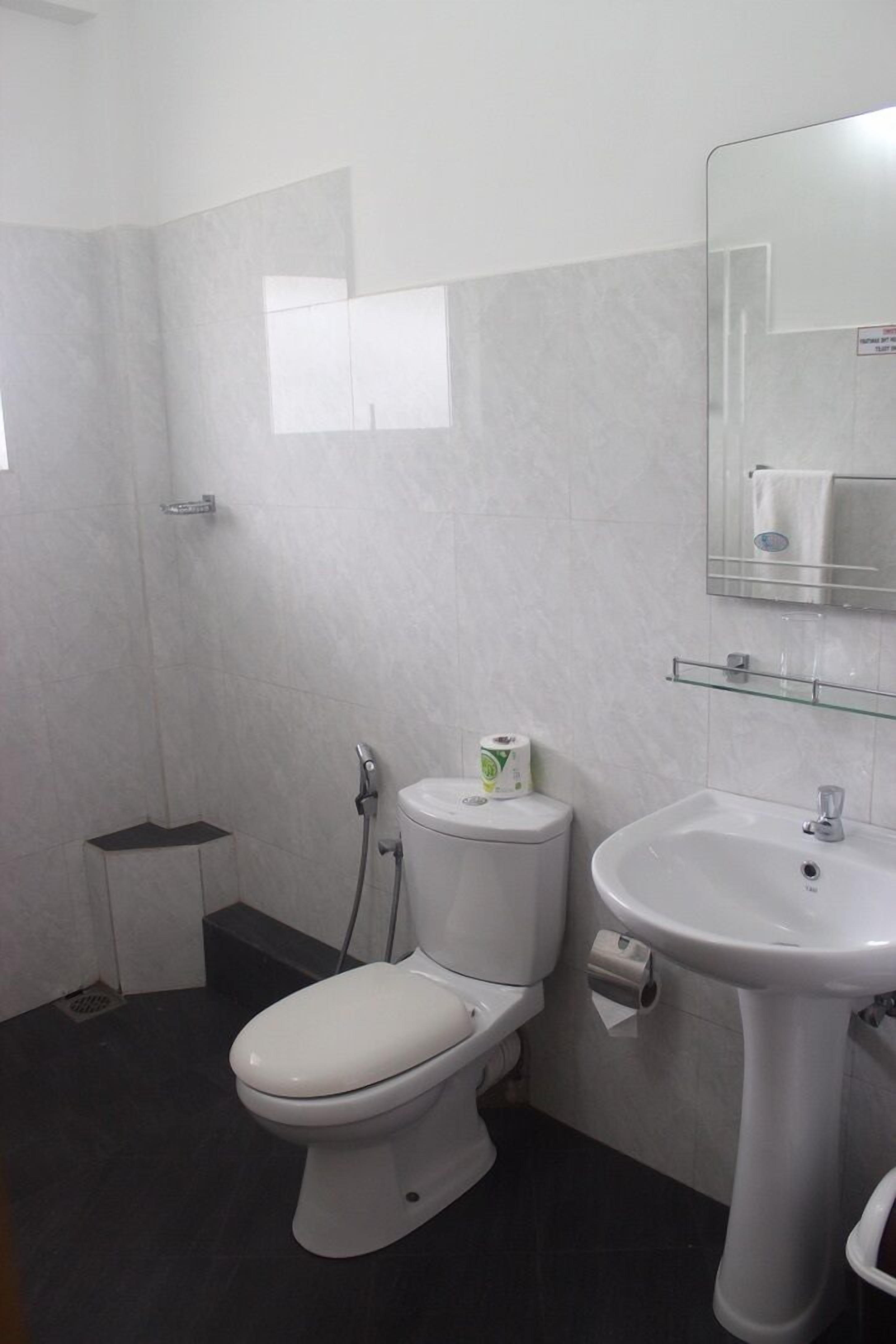 shower, free toiletries, bathrobes, towels