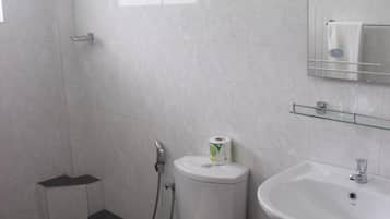 Ducha, artículos de tocador gratuitos, batas, toallas