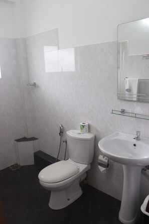 Shower, perlengkapan mandi gratis, jubah mandi, dan handuk