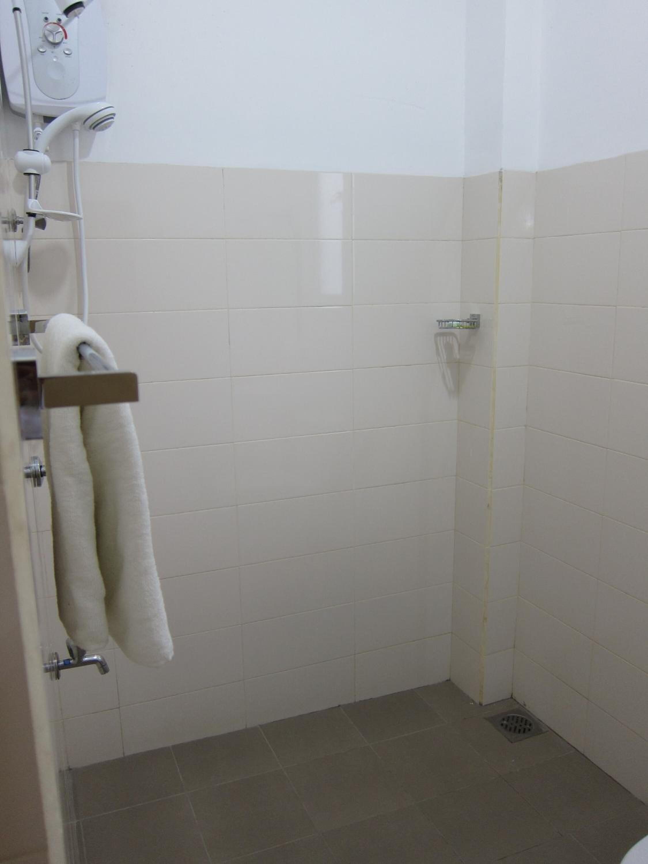 shower, free toiletries, bathrobes, towels