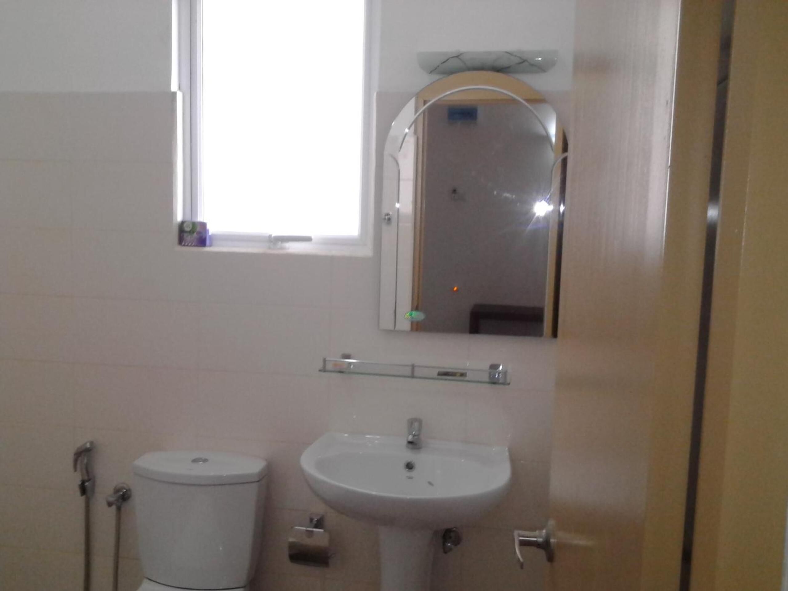 shower, free toiletries, bathrobes, towels