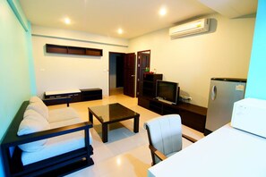 Apartment | Living area | 29-inch TV with cable channels