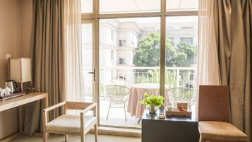 Superior Room, 1 King Bed | Room amenity