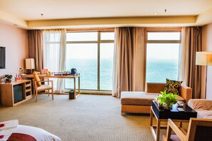 Grand kamer, uitzicht op zee | Woonruimte | Een lcd-televisie