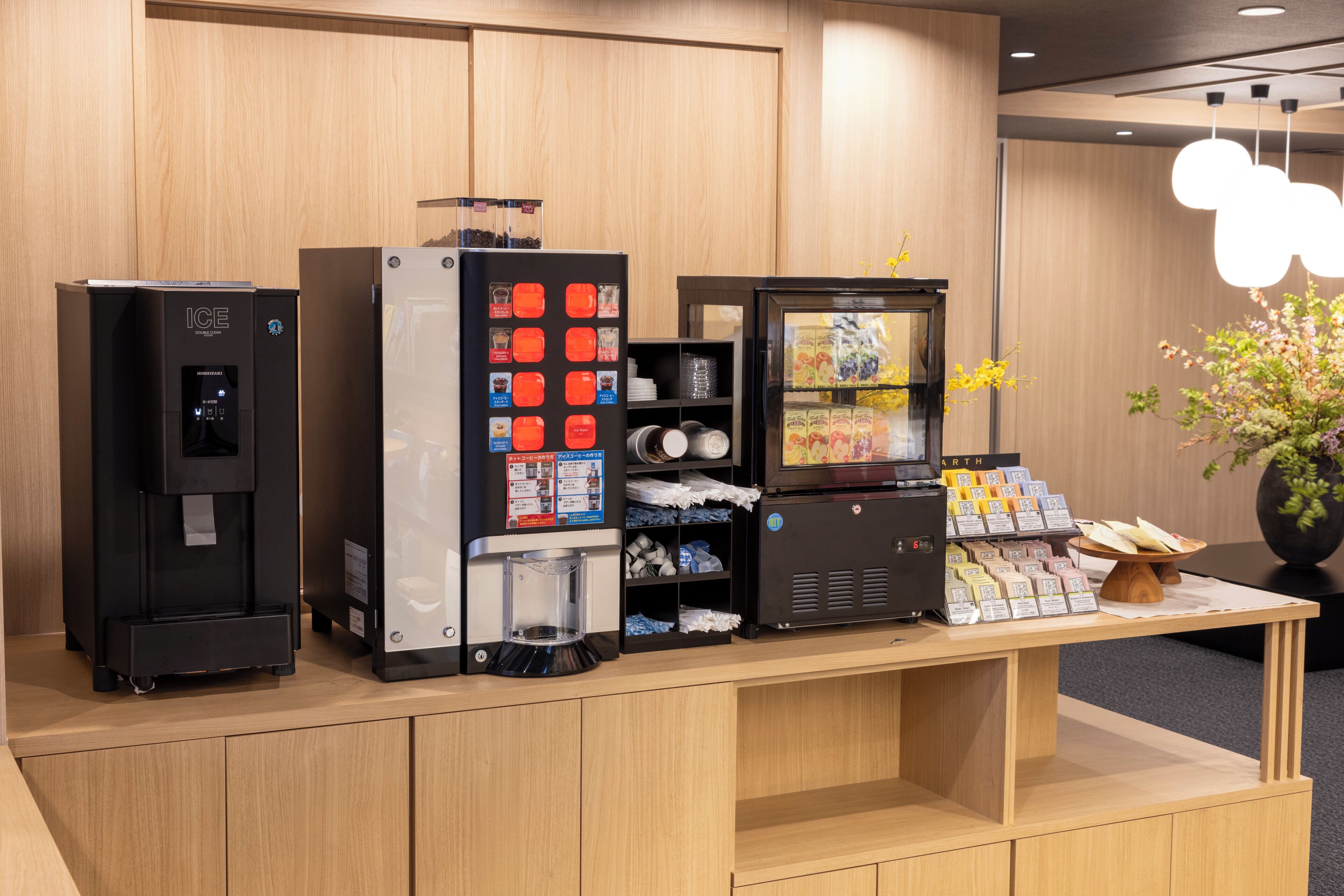 Un espace en libre-service comprenant des distributeurs de boissons, un présentoir réfrigéré et un comptoir de collations.