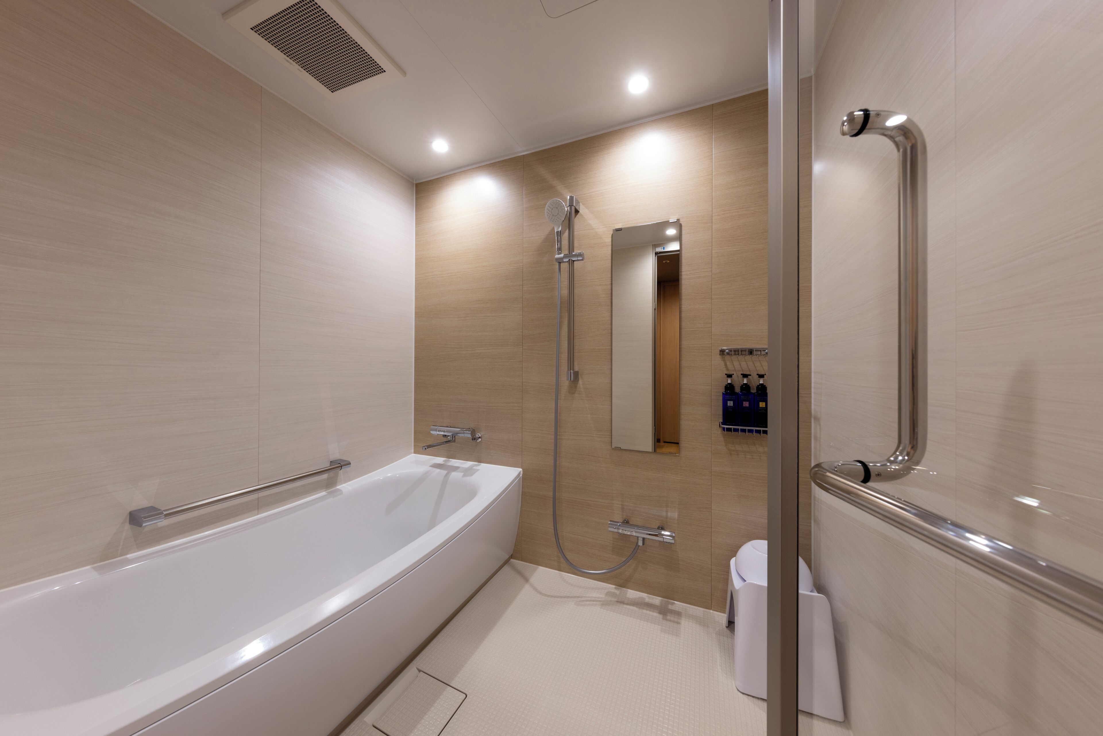 Un baño moderno con una bañera grande, ducha y retrete.