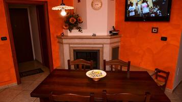 Microwave, cookware/dishes/utensils