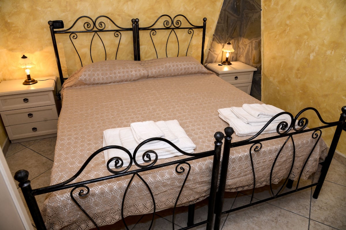 Double Room, Shared Bathroom | Free cribs/infant beds, free WiFi, bed sheets
