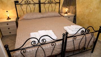 Double Room, Shared Bathroom | Katil bayi/kot (percuma), Wi-fi percuma, cadar katil