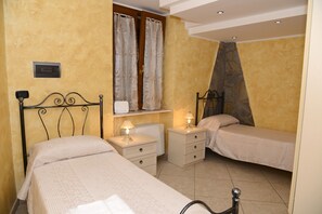 Free cots/infant beds, free WiFi, bed sheets - Casa Magaldi (Corleto Perticara)