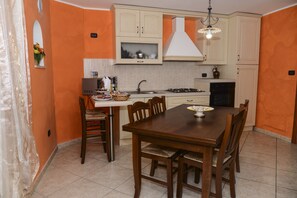 雙人房, 共用浴室 | 房內用餐區