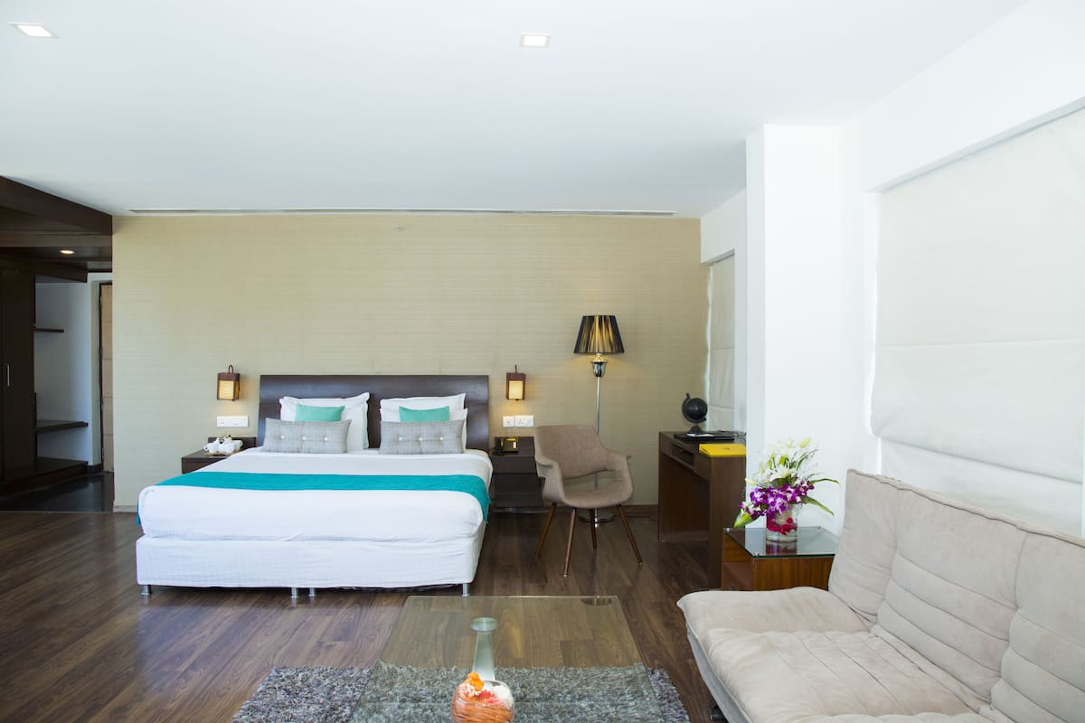 Suite familiar, 1 habitación, vista a la ciudad, piso ejecutivo | Minibar, caja de seguridad en la habitación y escritorio