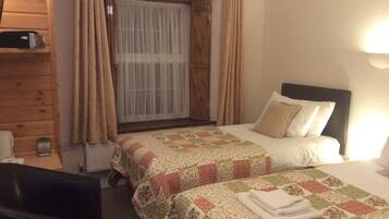 Chambre Luxe avec lits jumeaux, salle de bains attenante (Yellow)