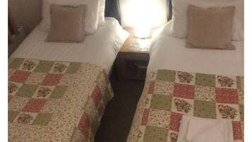 Chambre Luxe avec lits jumeaux, salle de bains attenante (Yellow)