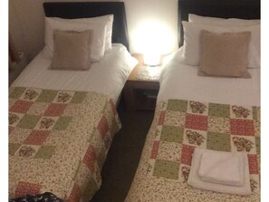 Luxury Twin Room, Ensuite (Yellow) - The Old Star (Bristol)