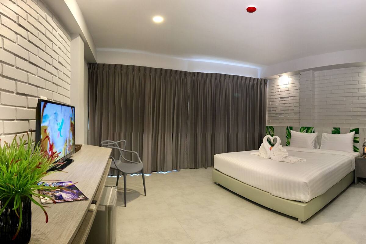 Standard Double or Twin Room with Balcony | 高档床上用品、迷你吧、客房内保险箱、办公桌