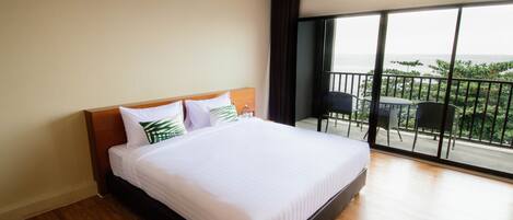 Sengetøy av topp kvalitet, minibar, safe på rommet og skrivebord