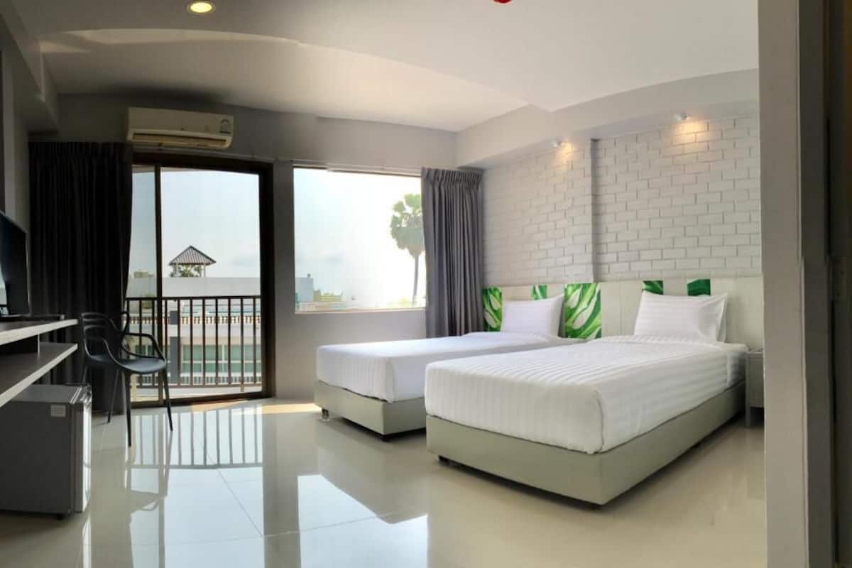 Peralatan tempat tidur premium, bar mini, peti besi dalam bilik, meja