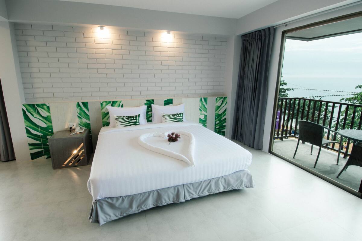 King Suite with Balcony | 高档床上用品、迷你吧、客房内保险箱、办公桌