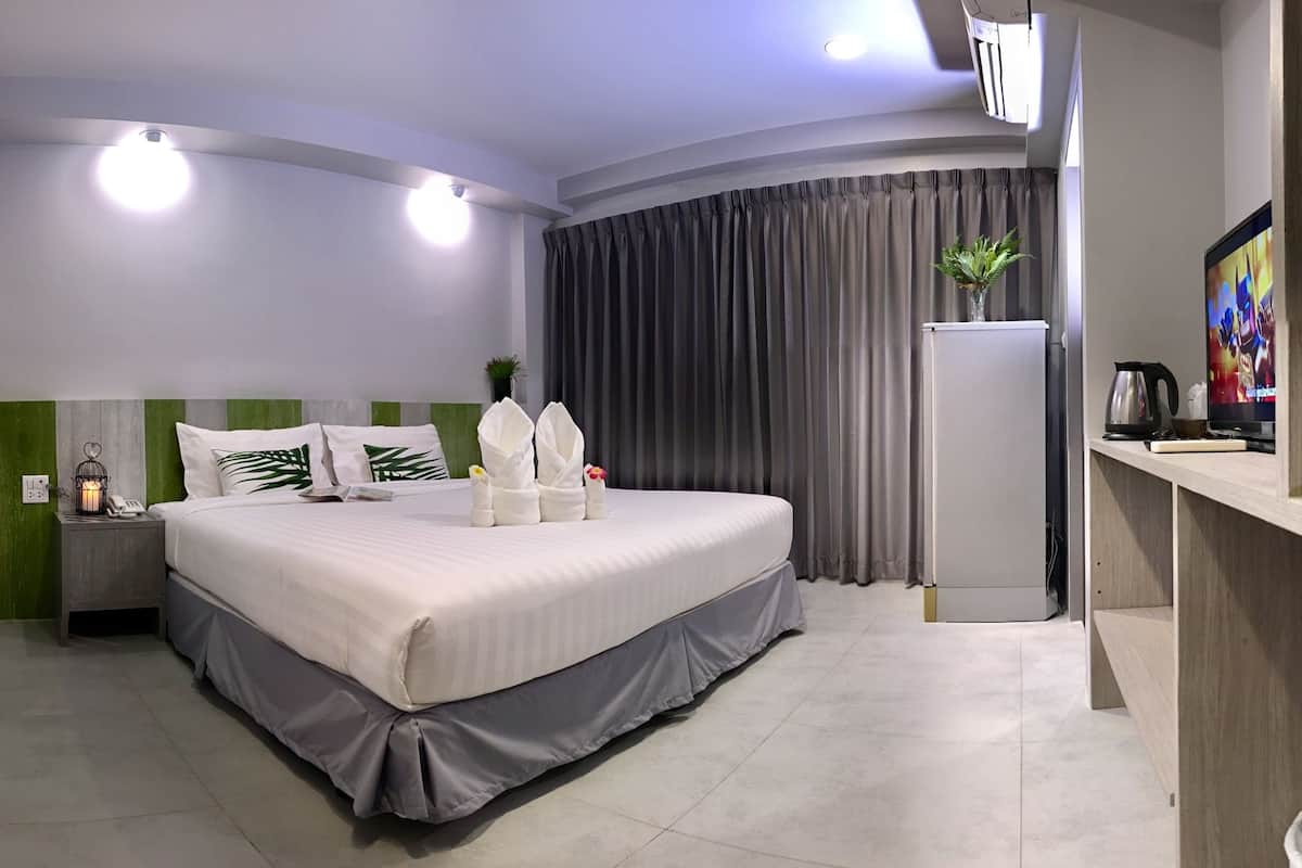 Standard Double Room | Peralatan tempat tidur premium, bar mini, peti besi dalam bilik, meja