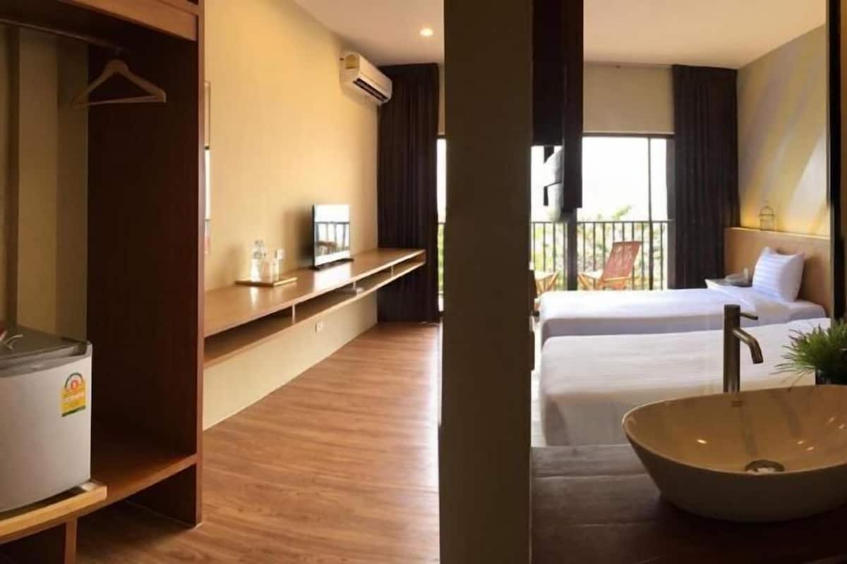 Peralatan tempat tidur premium, bar mini, peti besi dalam bilik, meja