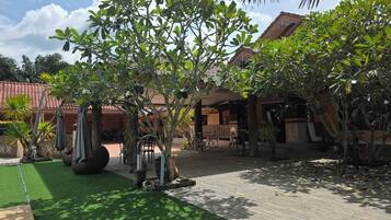 تلفزيون إل سي دي بحجم 32-بوصة يعرض قنوات تلفزيونية باشتراك مدفوع