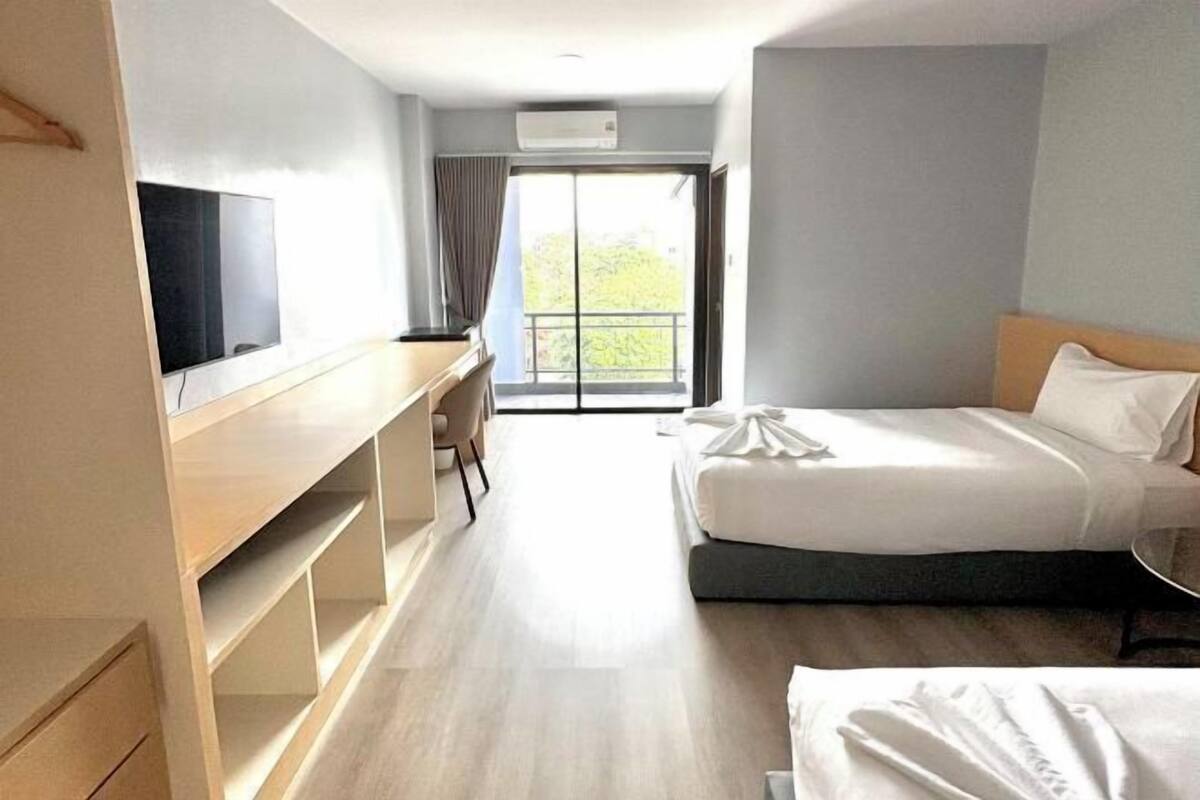 Caja de seguridad en la habitación y espacio para trabajar con laptop