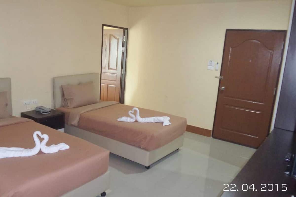 Connecting Room | In-room safe, laptop workspace, free WiFi
