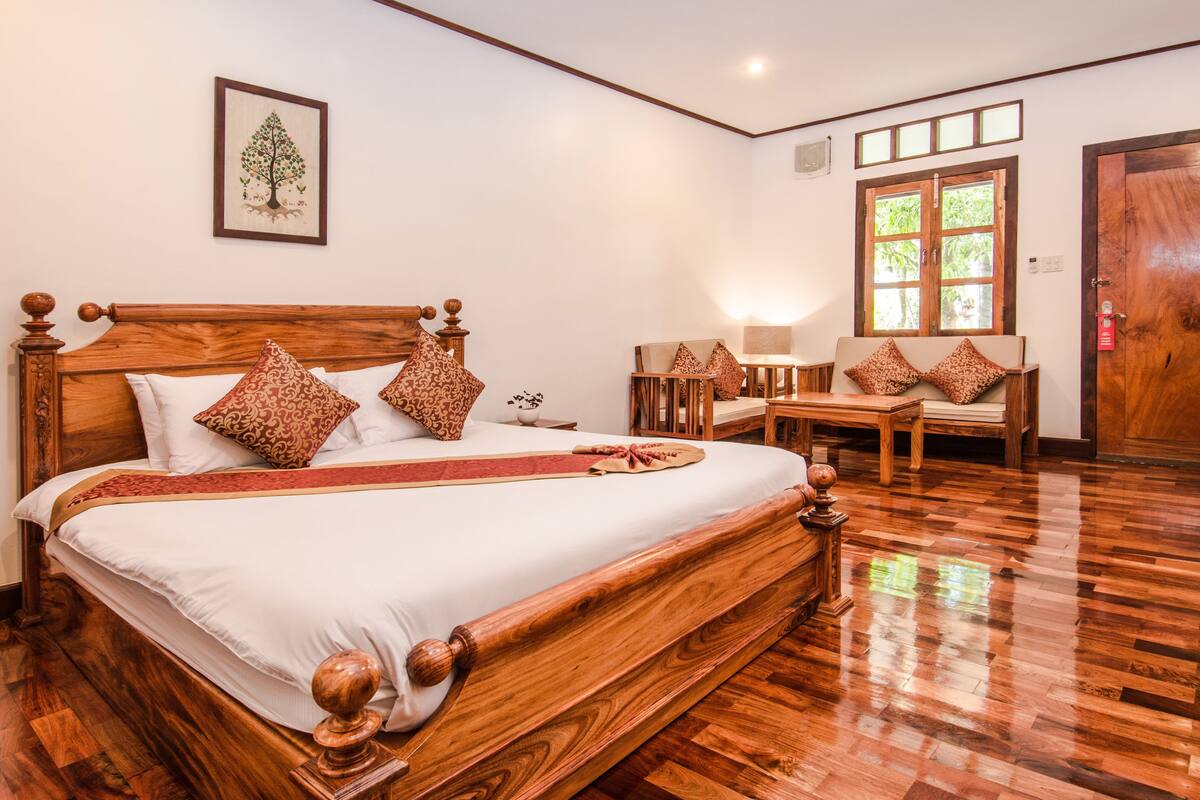 Deluxe Double Room, 1 Katil Raja (King) (Ground Floor) | Bar mini, meja, langsir/tirai gelap terus, katil lipat simpan/tambahan 
