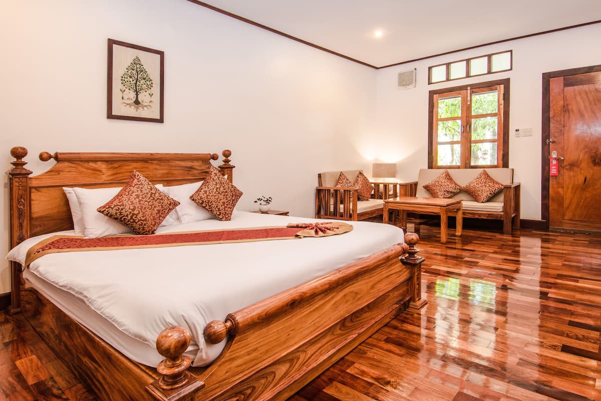 Deluxe Double Room, 1 King Bed (Ground Floor) | Minibar, individually decorated, individually furnished, desk