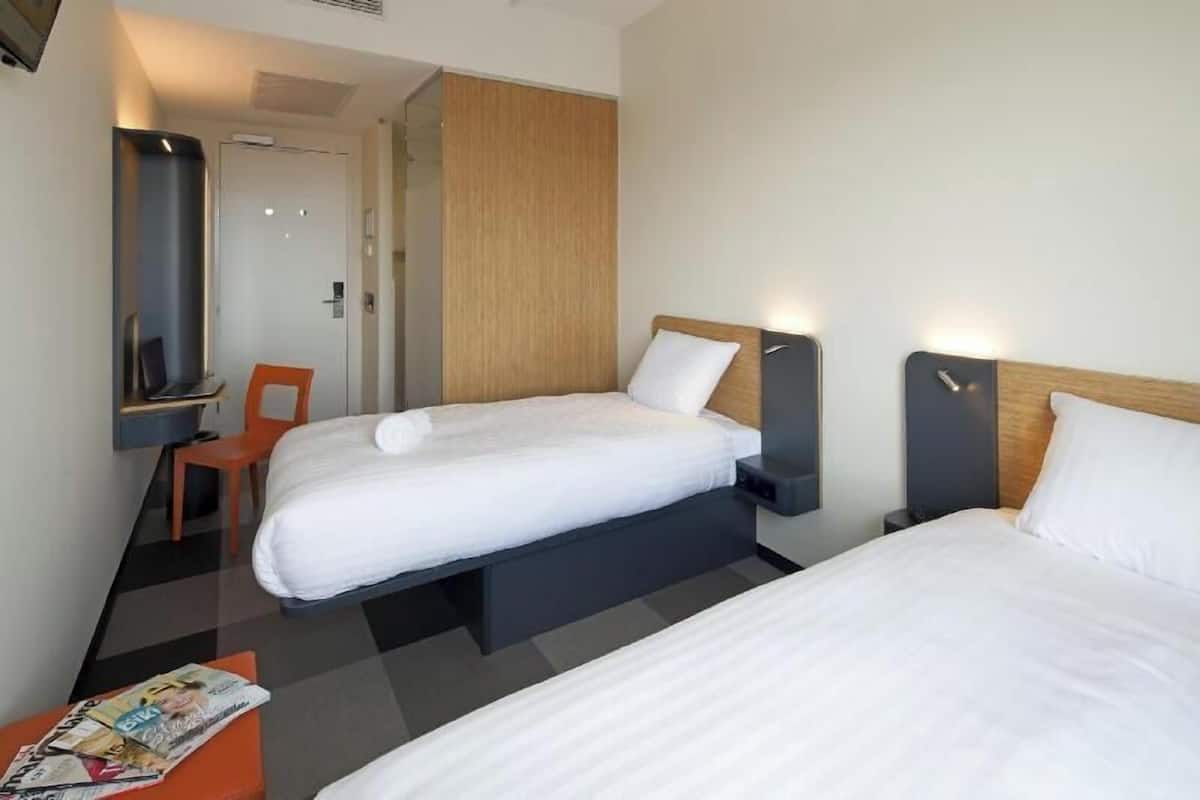Memory foam-senger, skrivebord, lydisolert og wi-fi (inkludert)