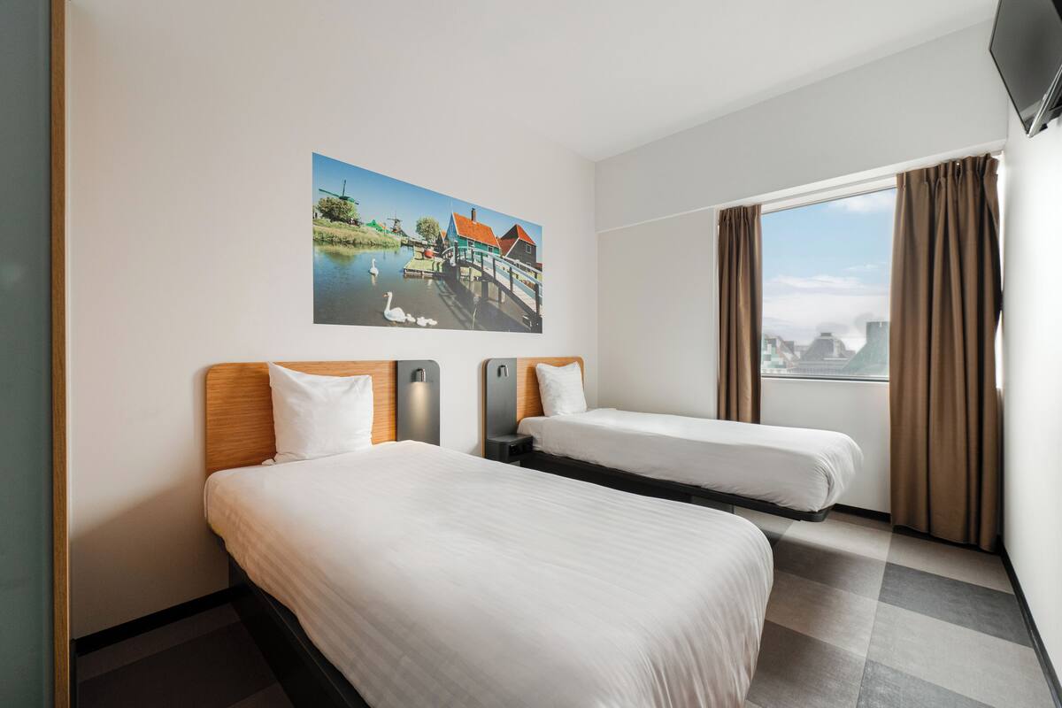 Tomannsrom – standard | Memory foam-senger, skrivebord, lydisolert og wi-fi (inkludert)